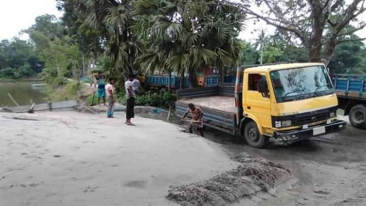 শিবপুরে অবৈধভাবে বালু উত্তোলন : হুমকির মুখে সাতটি গ্রাম ফসলি জমি